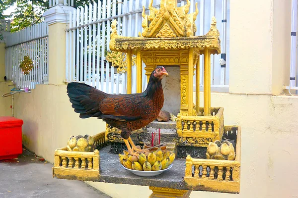 Golden Ancestral House, ofrendas de picoteo de pollo a Buda — Foto de Stock