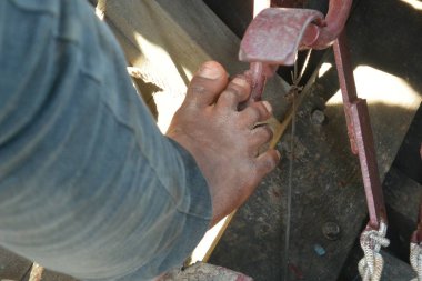 Yalınayak tekne kaptanı 