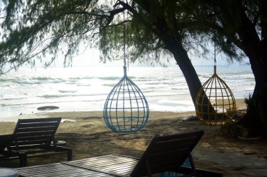 Sahilde iki asılı sandalye