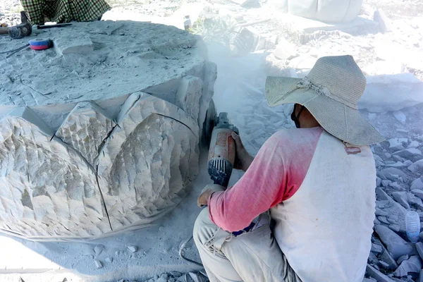 Creazione di granito germoglio scultura di fiori di loto — Foto Stock