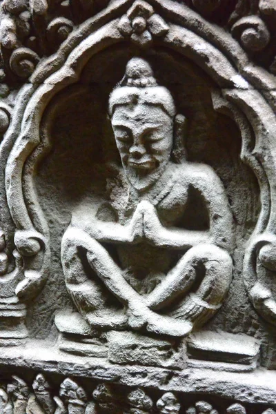 Kamenný basreliéf modlícího se mnicha vytesaného do zdi — Stock fotografie