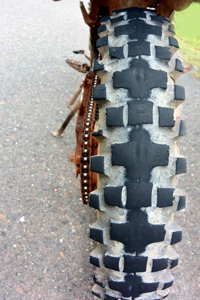 Motorcycle enduro rear wheel covered dust after a trip through t — Stock Photo, Image