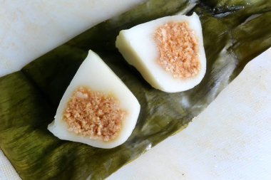 Khmer yemeği Nhem Kyom - pirinç hamurunda hindistan cevizi taneleri.