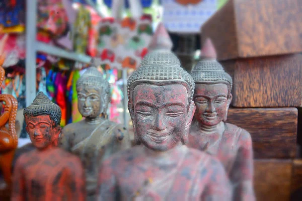 4 røde Buddha-skulpturer – stockfoto