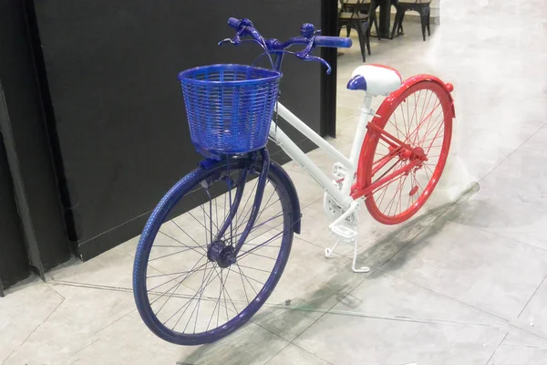 Bicicletta blu-bianca-rossa 3, colori della bandiera francese, primo piano — Foto Stock