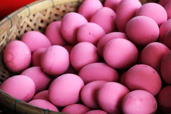 Tisíciletá růžová kachní vejce v košíku na trhu — Stock fotografie