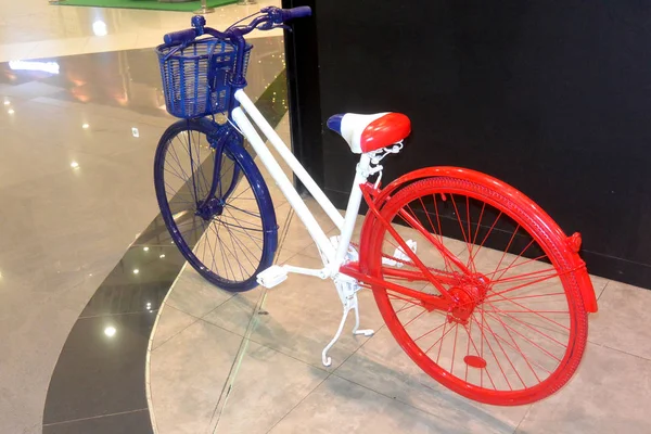Niebiesko-biało-czerwony rower 2, kolory flagi Francji, zbliżenie — Zdjęcie stockowe