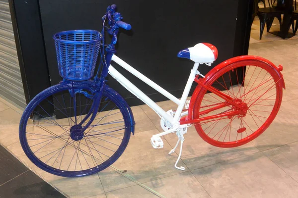 Niebiesko-biało-czerwony rower 1, kolory flagi Francji, zbliżenie — Zdjęcie stockowe