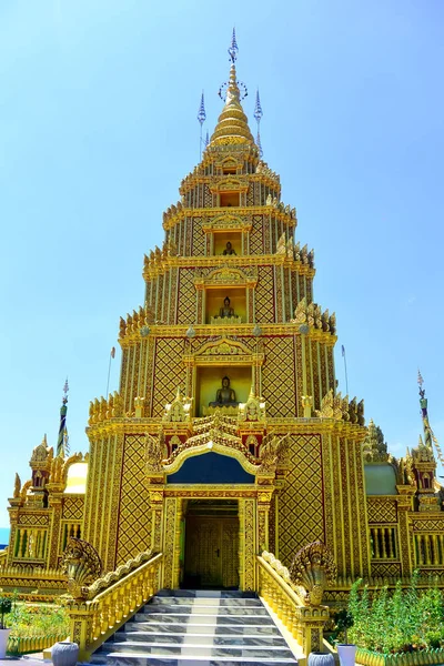 Tour luxueuse dans un temple bouddhiste — Photo