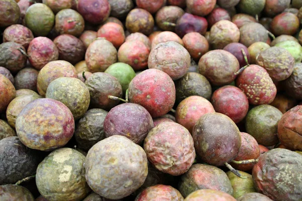 Markkinoilla myytävät kypsistä passionhedelmistä valmistetut moniväriset hedelmät — kuvapankkivalokuva