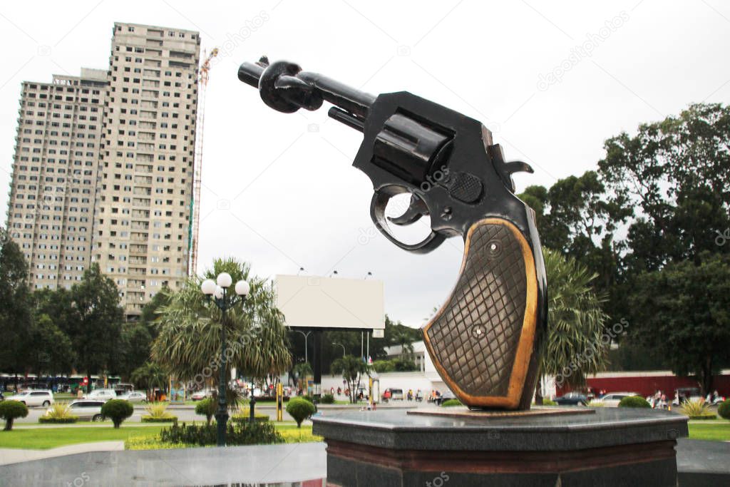 Monument to a pistol with a knotted barrel