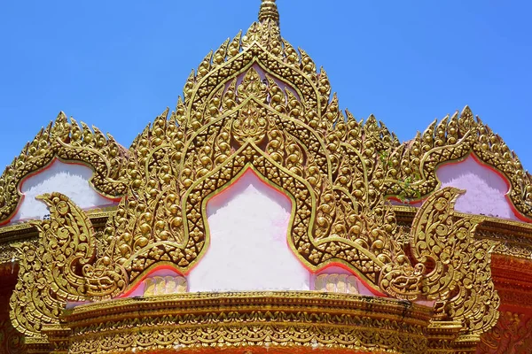 Magnifique décoration en stuc d'un bâtiment de temple — Photo