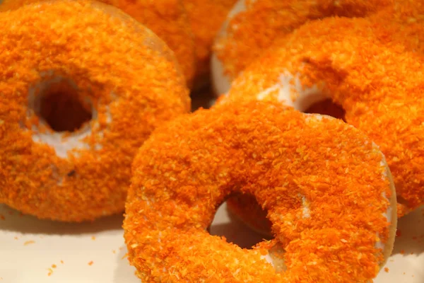 Mehrfarbige leckere Donuts in einem Café-Fenster 2 — Stockfoto