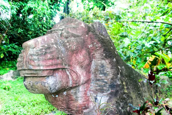 Каменная скульптура красного льва в парке — стоковое фото