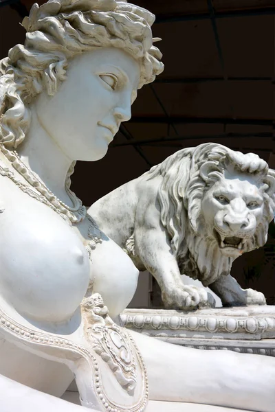 Sculptures of the Sphinx and Leo on a black background vertical — Stock Photo, Image