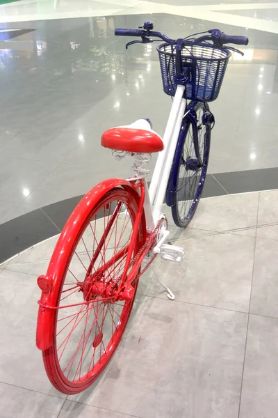 Niebiesko-biało-czerwony rower 4, kolory flagi Francji, zbliżenie — Zdjęcie stockowe
