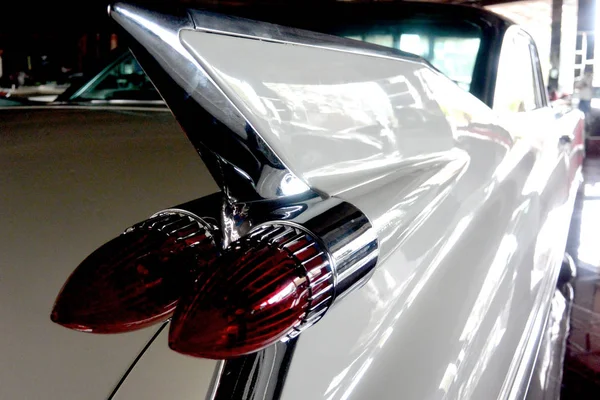 Tylne skrzydło białego 1959 retro samochód zbliżenie — Zdjęcie stockowe
