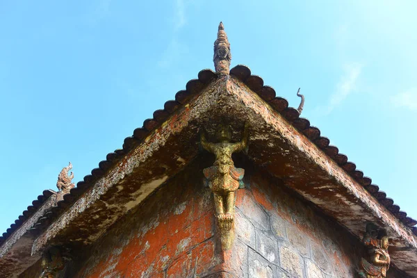 Golden statue protects the monastery building from evil spirits — Stock Photo, Image