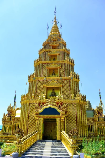 Torre luxuosa em um templo budista — Fotografia de Stock