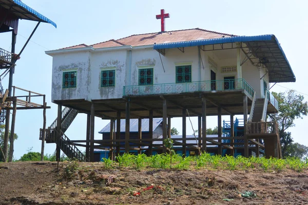 Igreja católica no lago Tonle Sap — Fotografia de Stock
