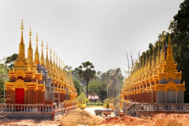 Budist tapınağının yanında altın mezarların inşaatı, iki sıra, Kamboçya