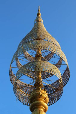 Gümüş Tapınak 'taki altın kule mavi gökyüzü, Udong, Kamboçya