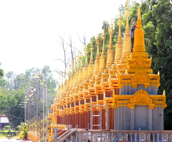 Construcción Tumbas Oro Cerca Templo Budista Una Hilera Camboya — Foto de Stock