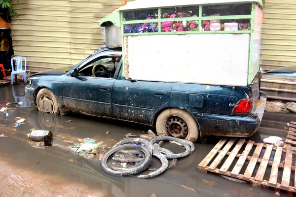 Een Oude Auto Omgebouwd Tot Een Winkel Staat Een Plas — Stockfoto