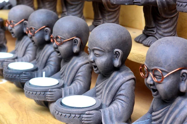 Skulpturen Sitzender Buddha Jünger Mit Gläsern Die Kerzen Halten Grau — Stockfoto