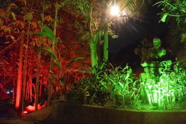 Renkli bir ormanda oturan bir Buddha Heykeli, Sihanoukville, Kamboçya