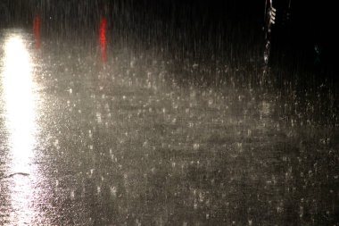 Yağmurlu sezon 3, gece tropikal yağmur