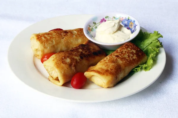 Frittelle con carne macinata e panna acida, piatti della cucina nazionale russa Foto Stock Royalty Free