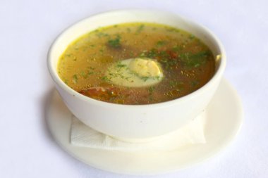 Et suyunda tavuk yumurtası, Rus ulusal mutfağından yemekler.