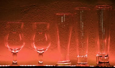 Bardaki bir rafta 7 şarap kadehi ve bardaklar