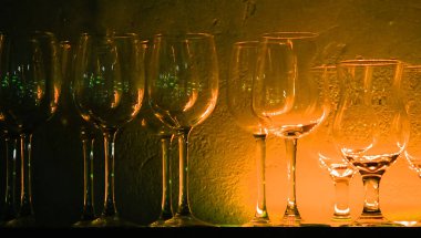 Bardaki bir rafta 5 şarap kadehi ve bardaklar