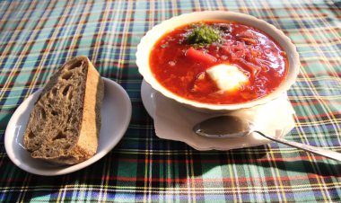 Rus pancar çorbası Ekşi krema ve ekmekle