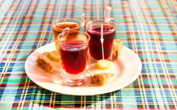 Três copos com uma bebida alcoólica russa SAMOGON — Fotografia de Stock