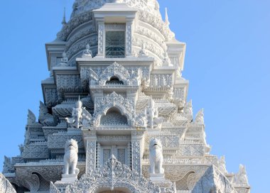 4 stupalar Buda Gautama 'nın kalıntılarını içerir.