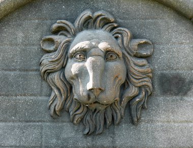 Torrejon de Ardoz, Madrid, İspanya; 10 / 26 / 2019; Aslan başı taş heykel
