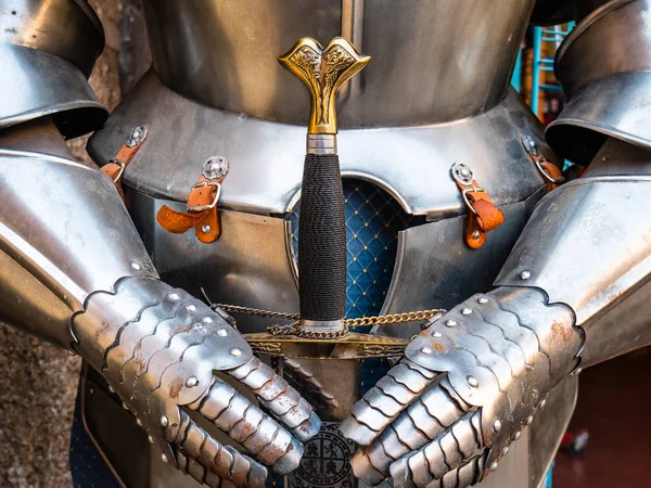 一个拿着剑的中世纪战士的盔甲 — 图库照片