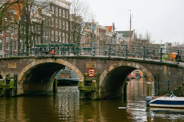 Amsterdam Holandsko 2008 Most Přes Amsterdamský Průplav Budovami Pozadí — Stock fotografie