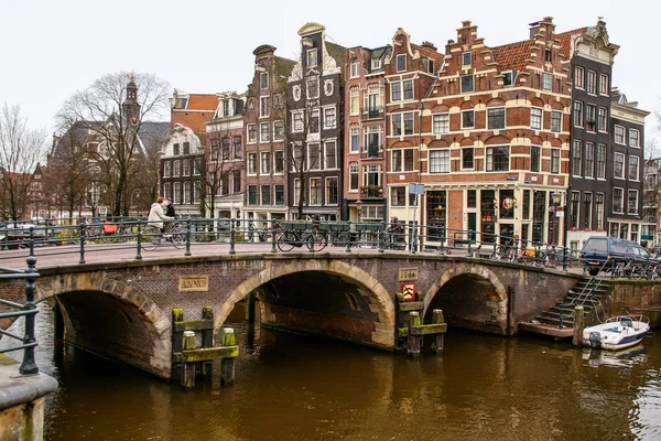 アムステルダム オランダ 2008 背景に建物とアムステルダム運河に架かる橋 — ストック写真