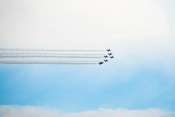 Повітряне Шоу Група Літаків Вилітає Димового Сліду Хмарним Блакитним Небом — стокове фото