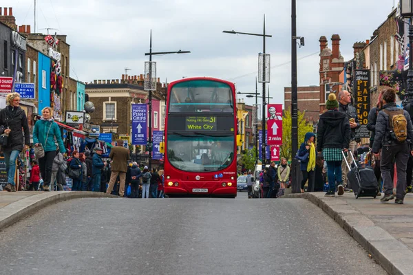 Londres Inglaterra 2016 Autobús Inglés Dos Pisos Que Cruza Las —  Fotos de Stock