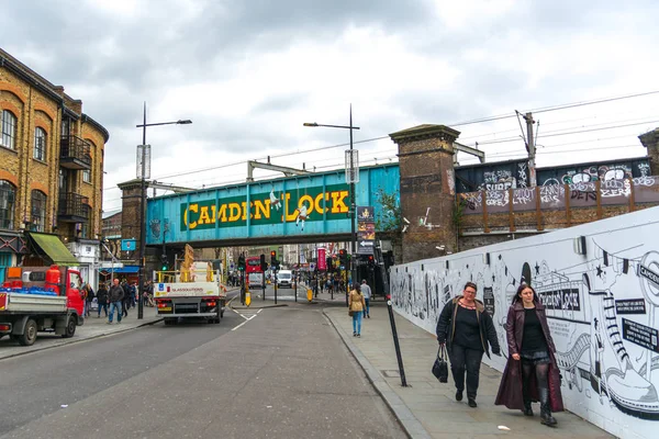 Londres Inglaterra 2016 Camden Town Street Con Muchos Peatones Tiendas —  Fotos de Stock