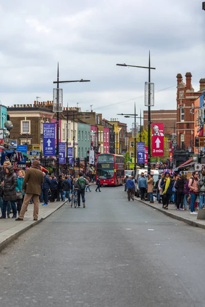 Camden Town Street Con Muchos Peatones Tiendas —  Fotos de Stock