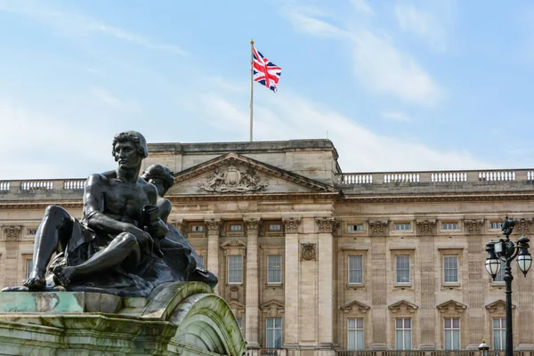 Londres Inglaterra Reino Unido 2016 Palacio Buckingham Estatua Frente Entrada —  Fotos de Stock