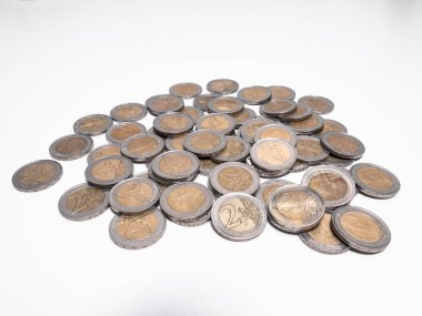 Beyaz arka plana istiflenmiş iki avroluk sikke grubu