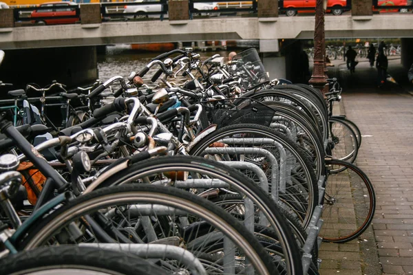 Amsterdam 2008 Fietsgroep Geparkeerd Aan Een Gracht Amsterdam — Stockfoto