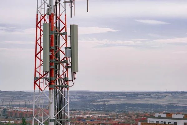 Rot Weißer Mobilfunkmast — Stockfoto